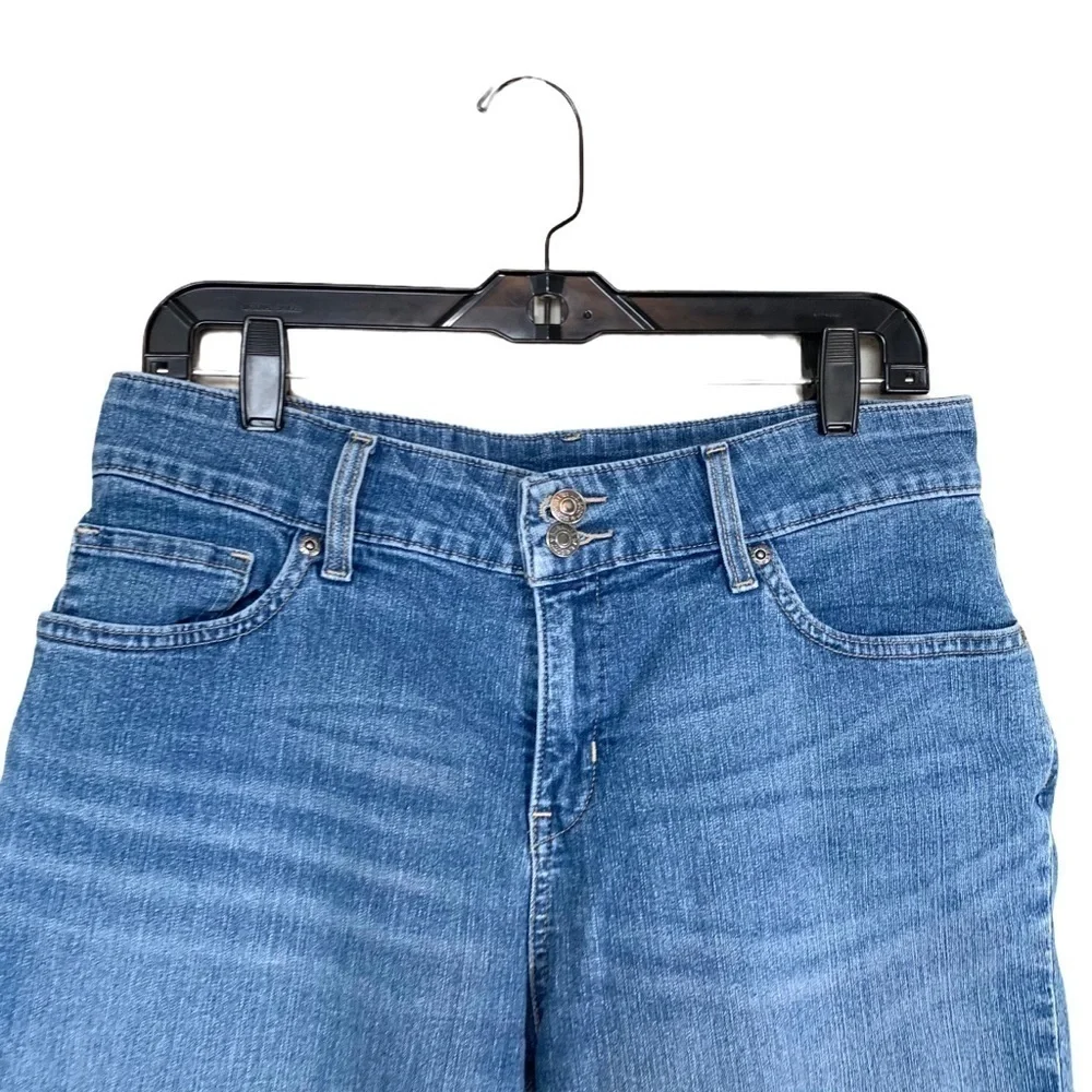 Levi's Signature Medium Wash Blue Jean Shorts Size 30